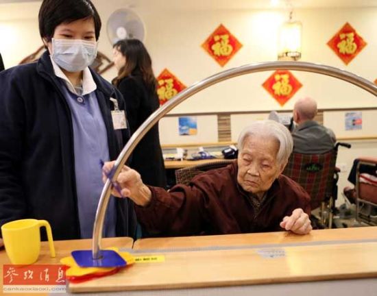 资料图片:2014年1月23日,在香港某养老护理机构,护理人员在康复治疗室帮助一位老人进行智能训练。新华社记者 李鹏摄 资料图片:2014年1月23日,在香港某养老护理机构,护理人员在康复治疗室帮助一位老人进行智能训练。新华社记者 李鹏摄